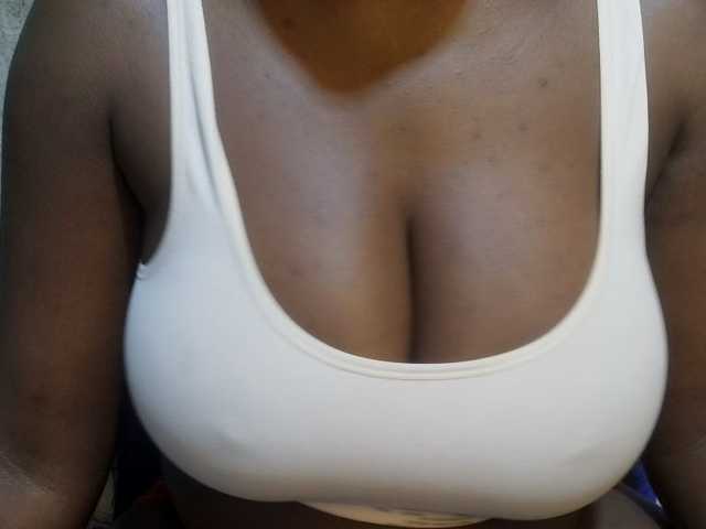pretty-lioness live cam on BongaCams