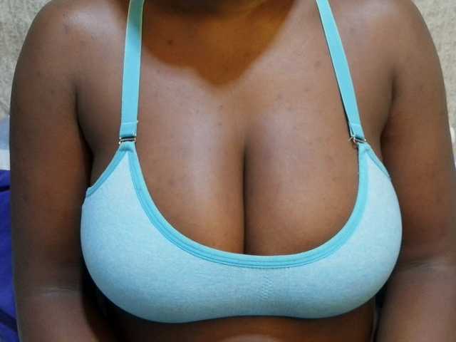 pretty-lioness live cam on BongaCams