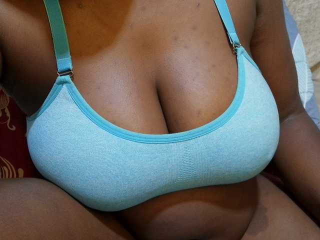 pretty-lioness live cam on BongaCams