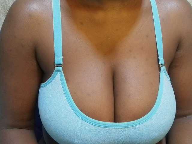 pretty-lioness live cam on BongaCams