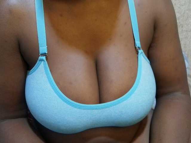 pretty-lioness live cam on BongaCams