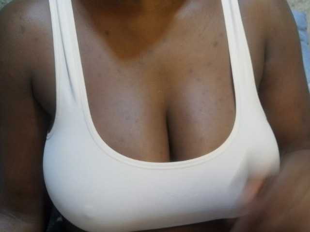 pretty-lioness live cam on BongaCams