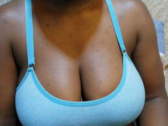 pretty-lioness live cam on BongaCams