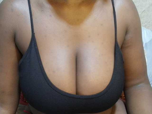 pretty-lioness live cam on BongaCams
