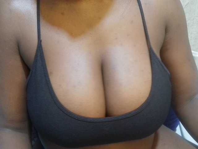pretty-lioness live cam on BongaCams