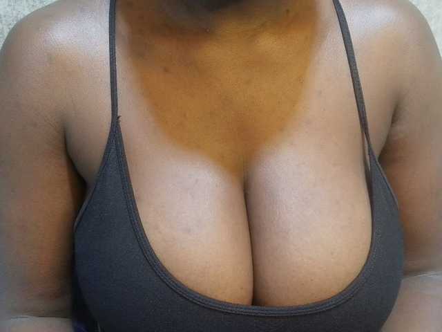 pretty-lioness live cam on BongaCams