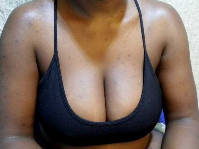 pretty-lioness live cam on BongaCams