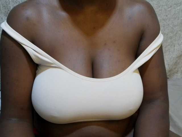 pretty-lioness live cam on BongaCams