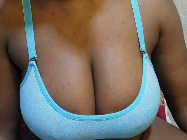 pretty-lioness live cam on BongaCams