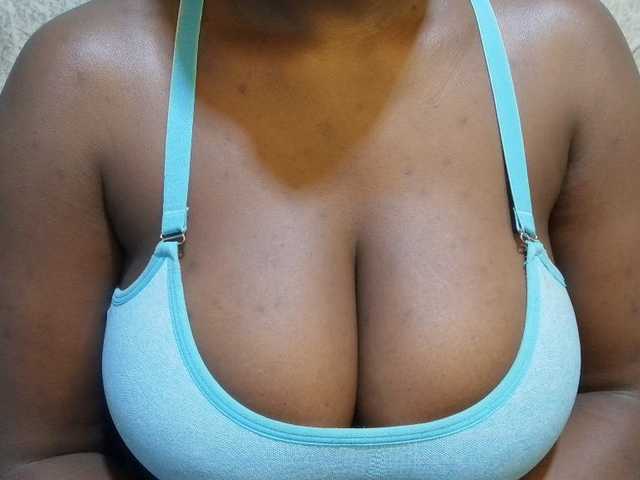 pretty-lioness live cam on BongaCams