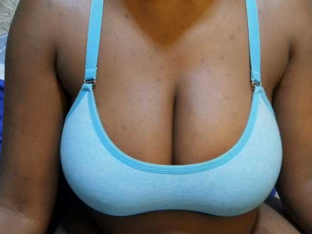 pretty-lioness live cam on BongaCams