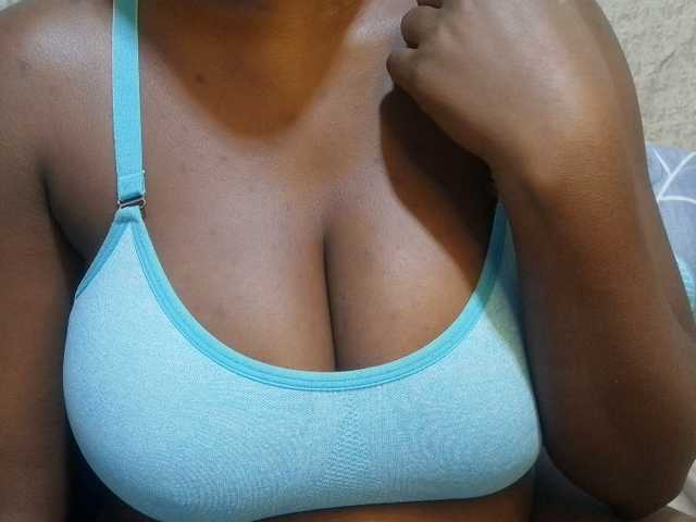 pretty-lioness live cam on BongaCams