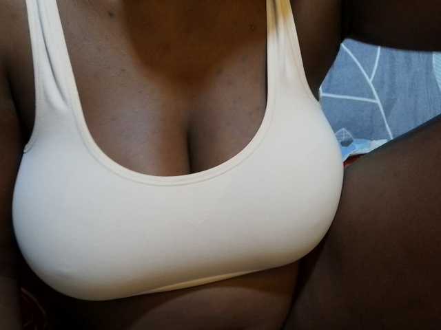 pretty-lioness webcam bongacams model stream image
