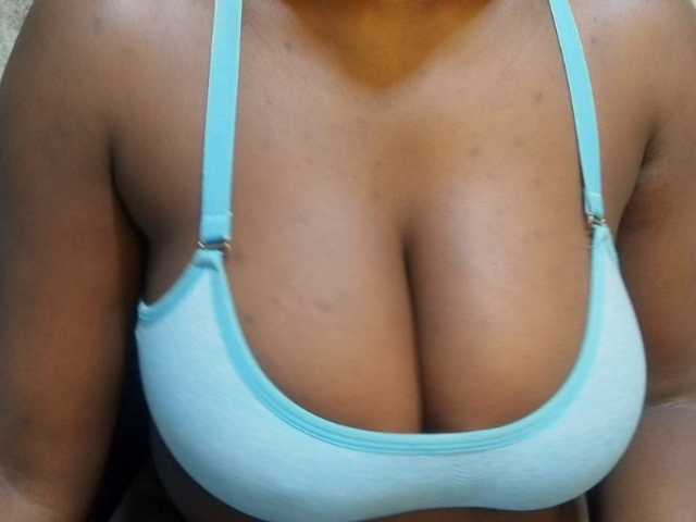 pretty-lioness live cam on BongaCams