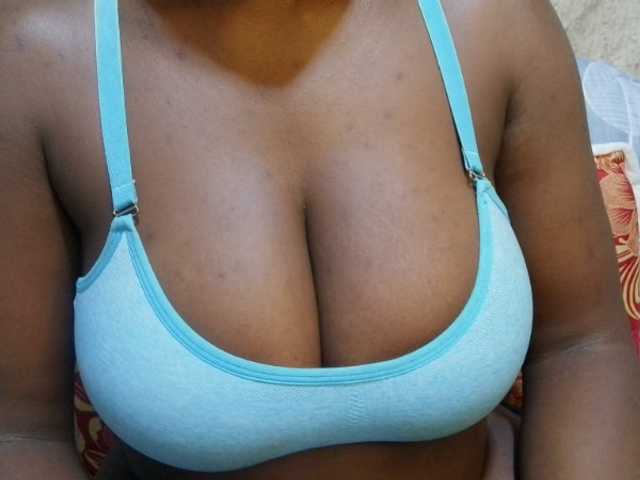 pretty-lioness live cam on BongaCams
