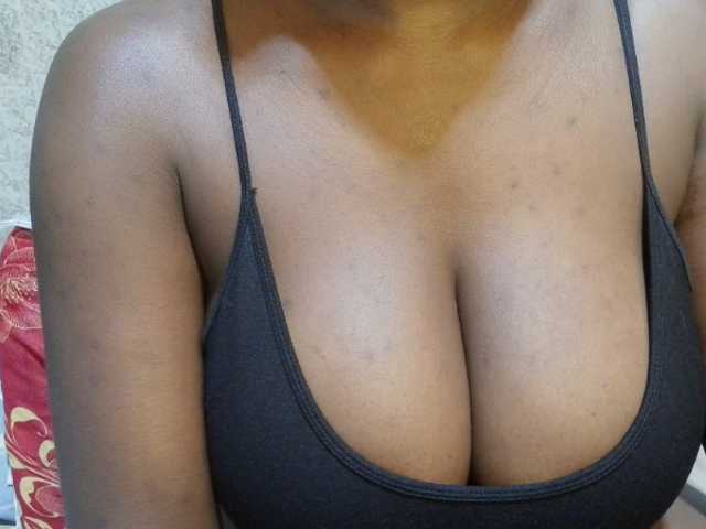 pretty-lioness live cam on BongaCams