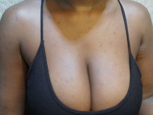 pretty-lioness live cam on BongaCams