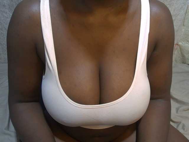 pretty-lioness, live now on BongaCams