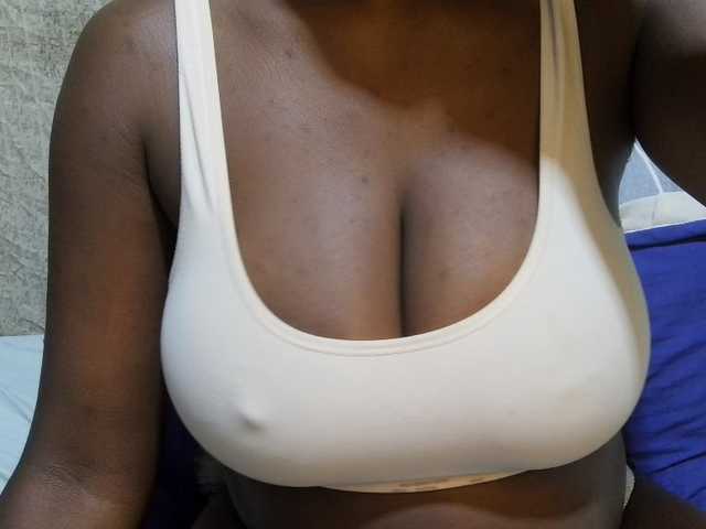 pretty-lioness live cam on BongaCams