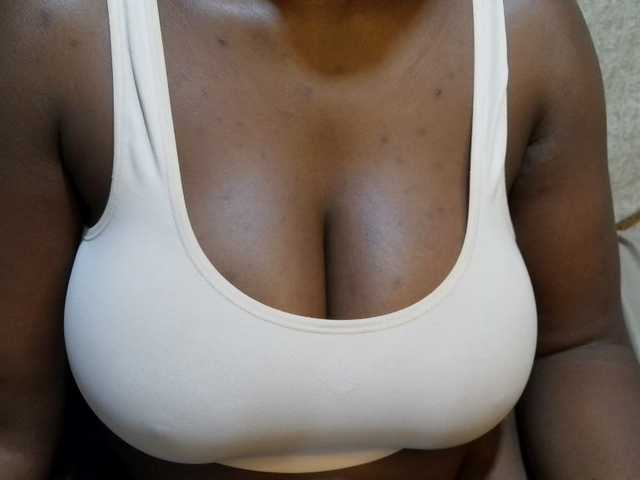 pretty-lioness live cam on BongaCams