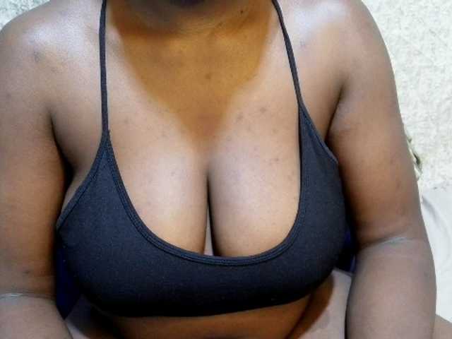 pretty-lioness live cam on BongaCams