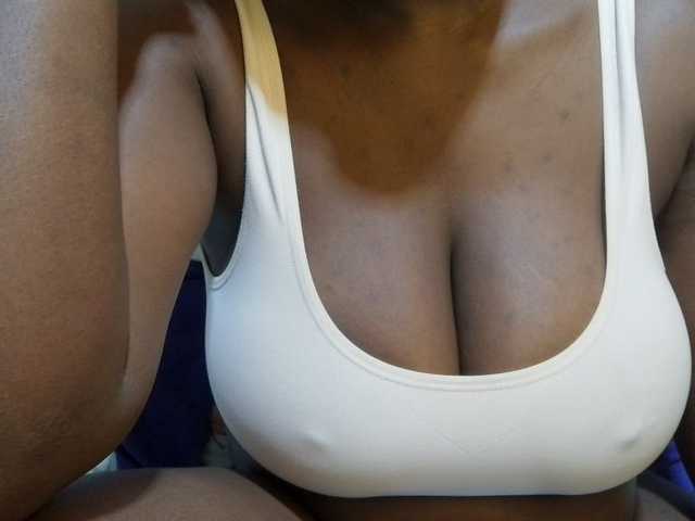 pretty-lioness live cam on BongaCams