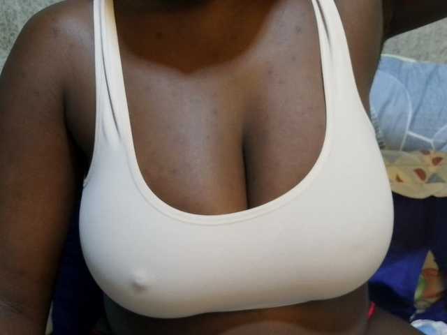 pretty-lioness live cam on BongaCams
