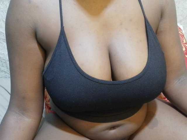 pretty-lioness live cam on BongaCams