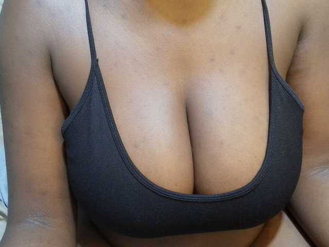 pretty-lioness live cam on BongaCams