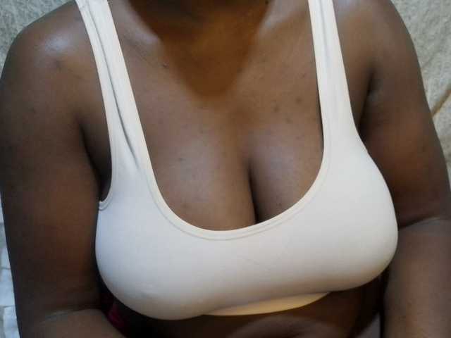 pretty-lioness live cam on BongaCams