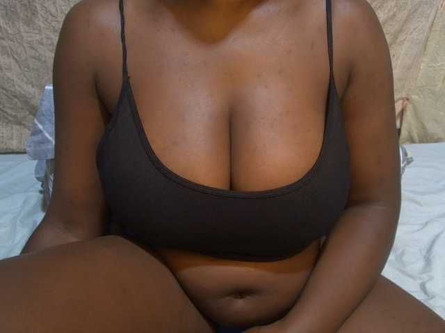 pretty-lioness live cam on BongaCams