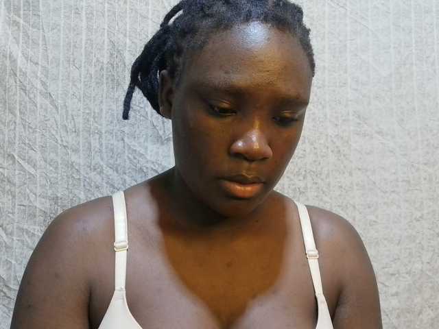 pretty-lioness live cam on BongaCams