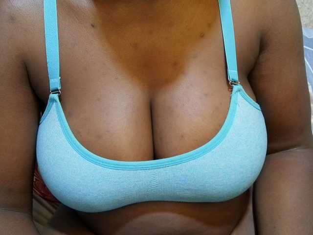 pretty-lioness live cam on BongaCams