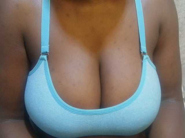 pretty-lioness live cam on BongaCams