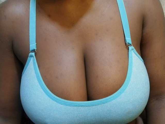 pretty-lioness live cam on BongaCams