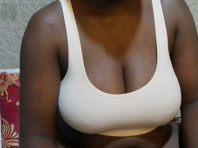pretty-lioness live cam on BongaCams
