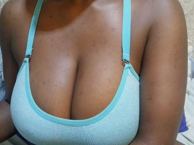 pretty-lioness live cam on BongaCams