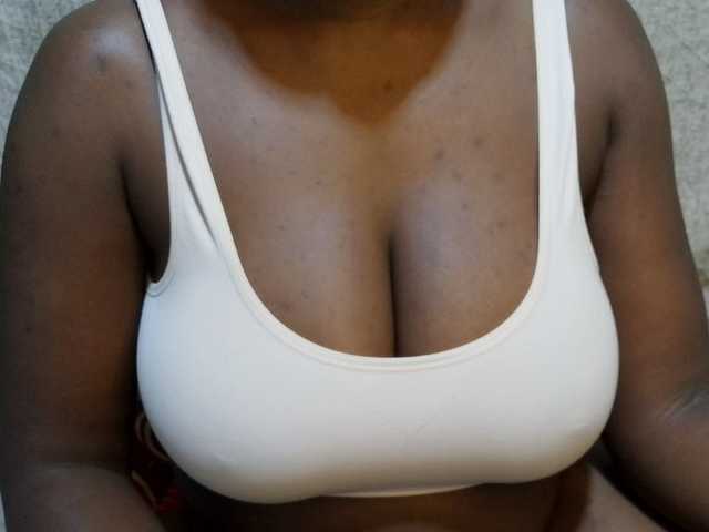 pretty-lioness live cam on BongaCams