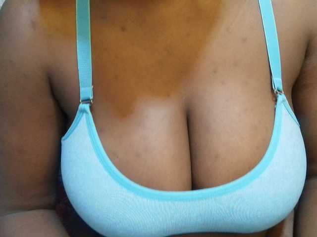 pretty-lioness live cam on BongaCams