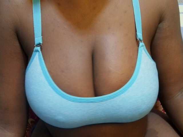 pretty-lioness live cam on BongaCams