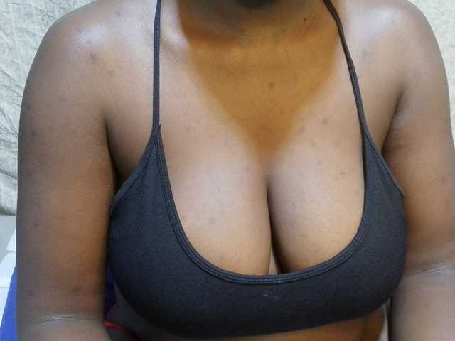 pretty-lioness live cam on BongaCams
