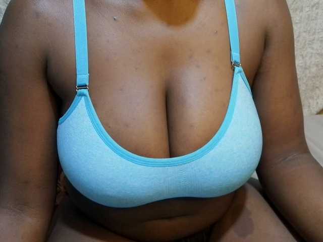 pretty-lioness live cam on BongaCams