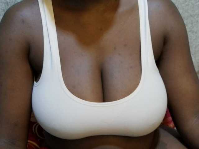 pretty-lioness live cam on BongaCams
