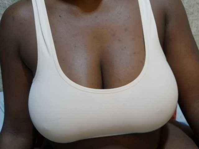 pretty-lioness live cam on BongaCams