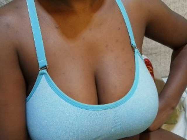 pretty-lioness live cam on BongaCams