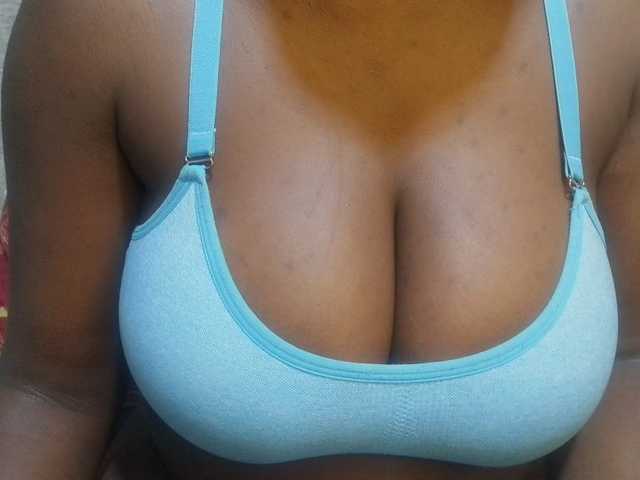 pretty-lioness live cam on BongaCams