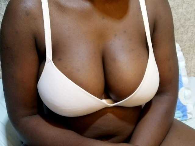 pretty-lioness live cam on BongaCams