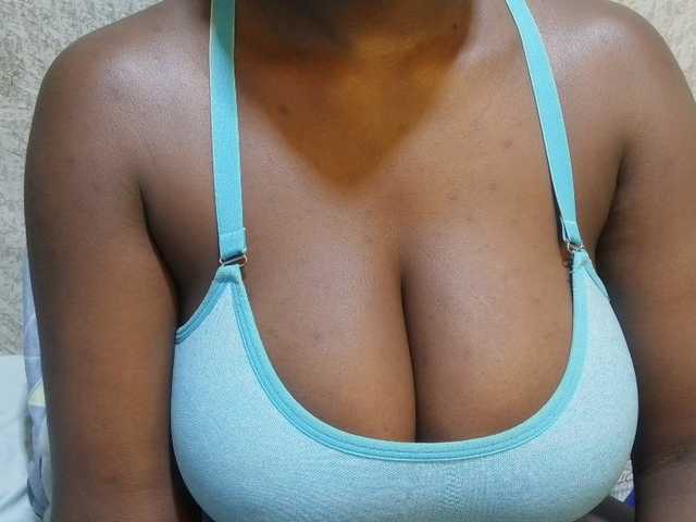 pretty-lioness live cam on BongaCams