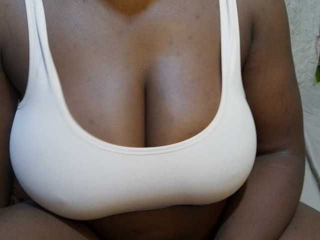pretty-lioness live cam on BongaCams
