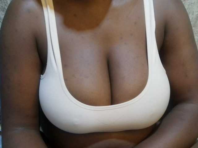 pretty-lioness live cam on BongaCams